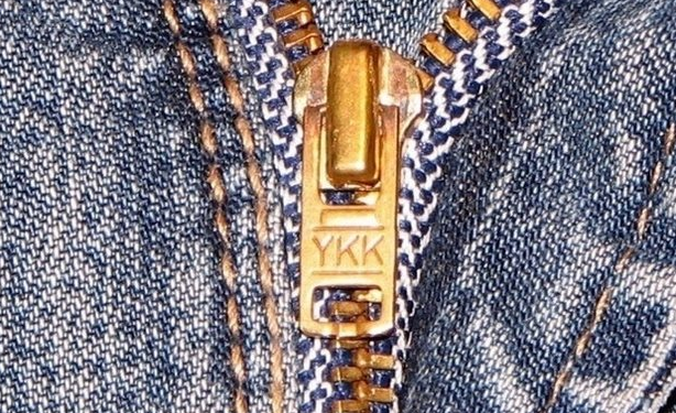 Γιατί τα φερμουάρ γράφουν ΥΚΚ;