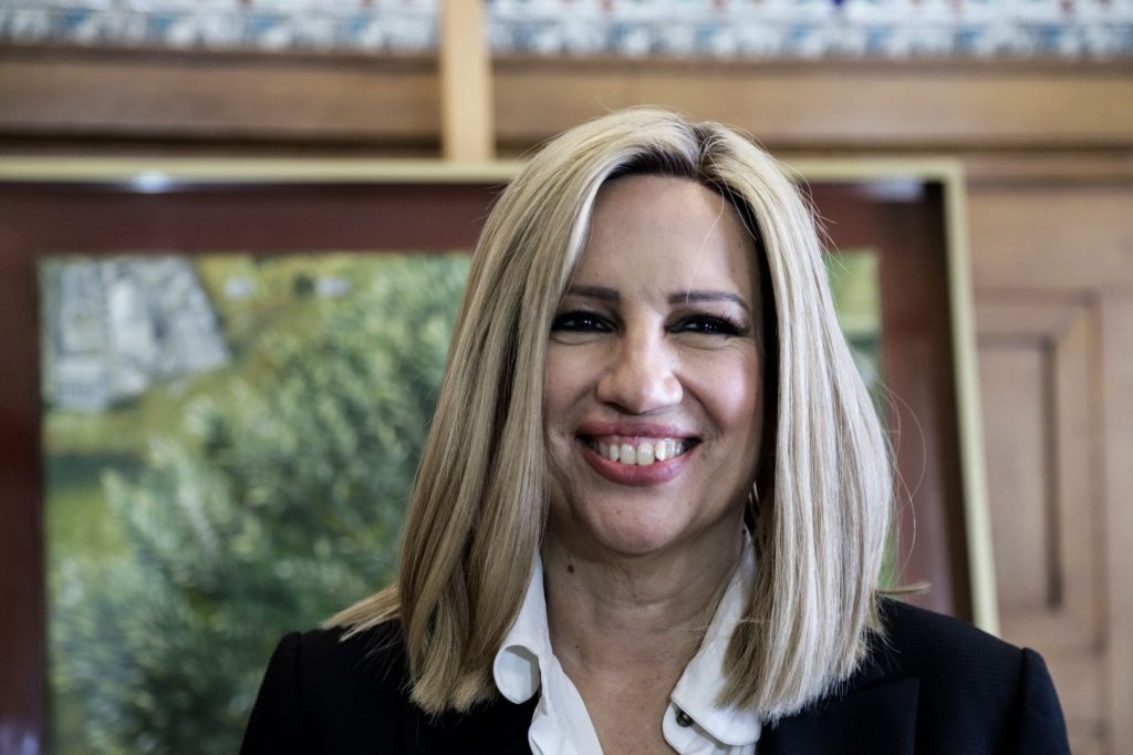 «Γυρνάει» σε όλα τα μπουζούκια η Φώφη Γεννηματά:  Διασκέδασε στον Πάνο Κιάμο χθες – Την «έλουσαν» με λουλούδια (βίντεο)