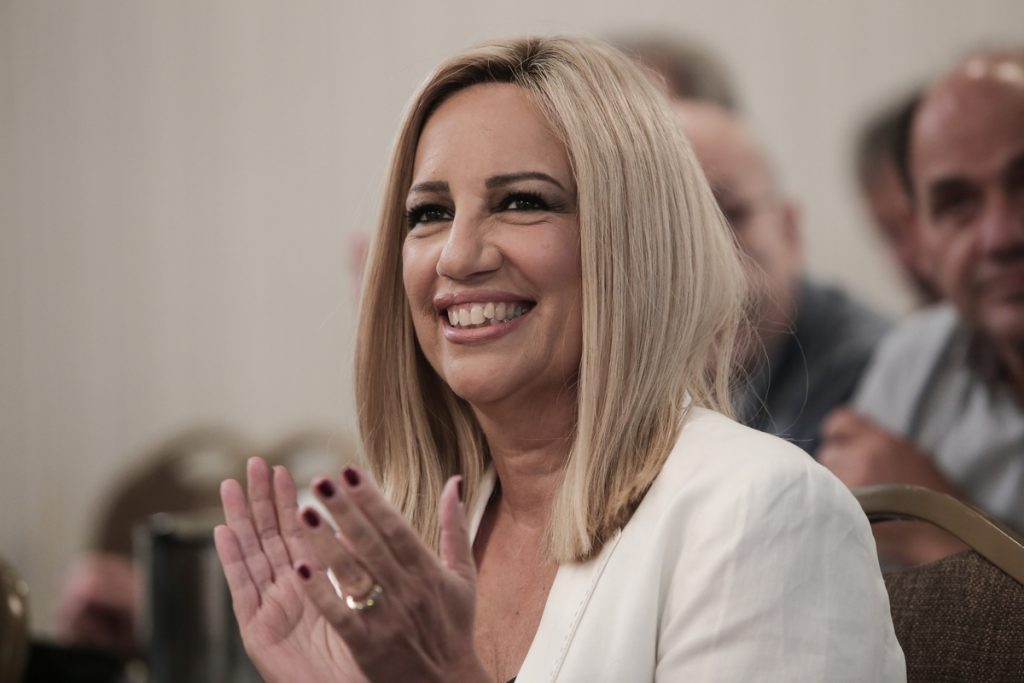 Χορός και selfie στο νυχτερινό κέντρο για τη… «ρουβίτσα» Φώφη Γεννηματά – Το τραγούδι που την «ξεσήκωσε»