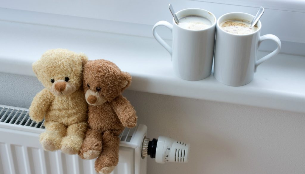 Με αυτούς τους 8+1 τρόπους θα «κρατήσετε» ζεστό το σπίτι σας