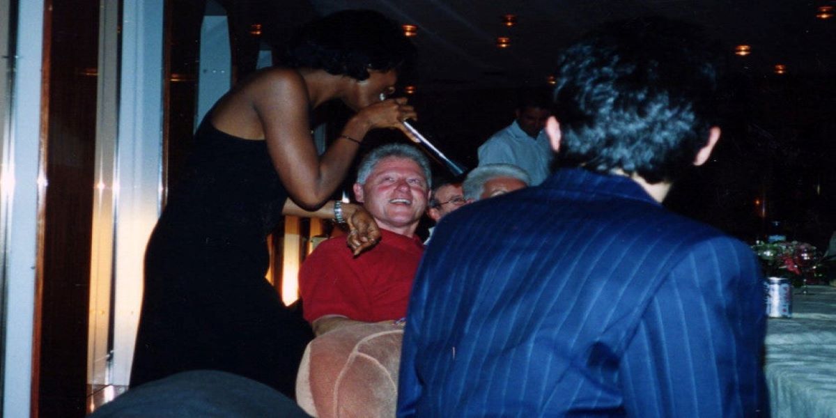 Μπιλ Κλίντον: Φωτογραφίες που τον εκθέτουν ανεπανόρθωτα – Στενή παρέα με κατηγορούμενο για παιδεραστεία (φώτο)