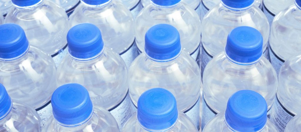 Γεμίζετε ξανά και ξανά το ίδιο μπουκάλι; Δείτε έναν κίνδυνο που δεν ξέρατε