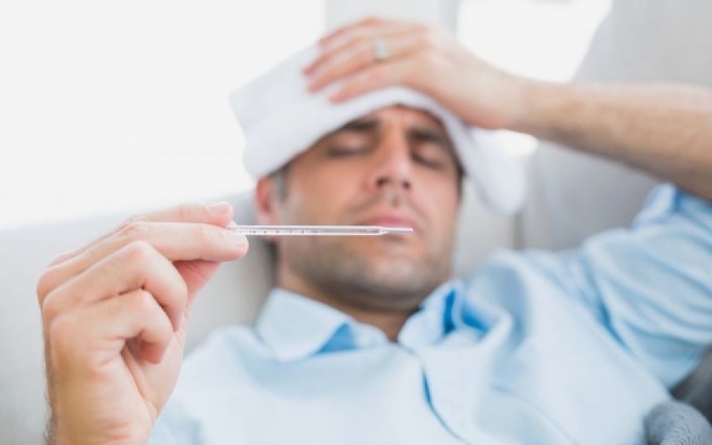 Δέκατα αλλά όχι υψηλός πυρετός – Τι μπορεί να σημαίνει για την υγεία μας;