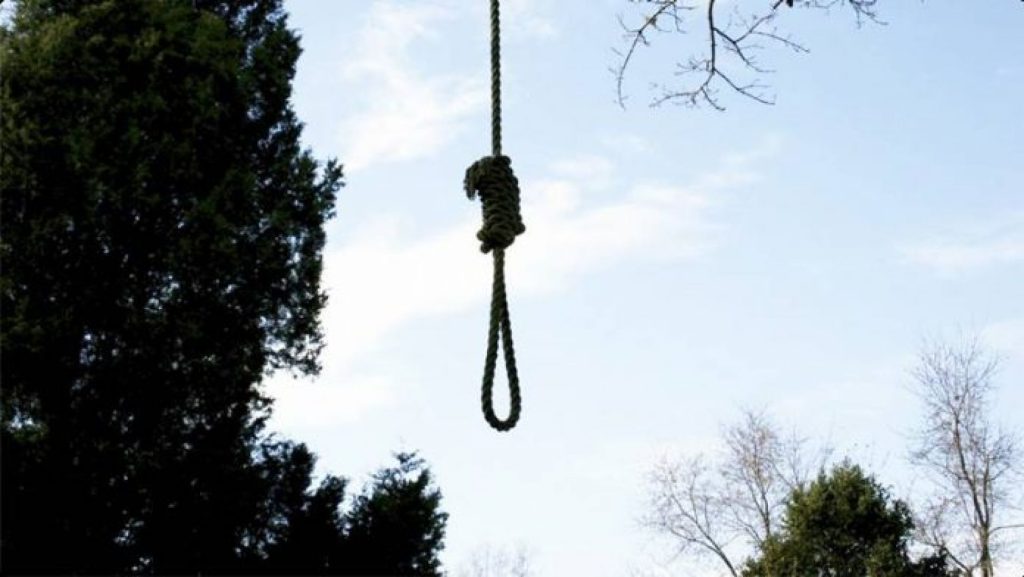 Λάρισα: Άνδρας βρέθηκε κρεμασμένος σε δέντρο στην αυλή του σπιτιού του