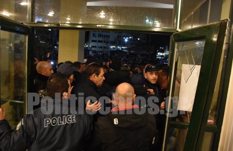 ΣΥΡΙΖΑ για επεισόδια κατά Μηταράκη στη Χίο: «Αντιμέτωπη η ΝΔ με τα ψέματα που έσπειρε προεκλογικά»