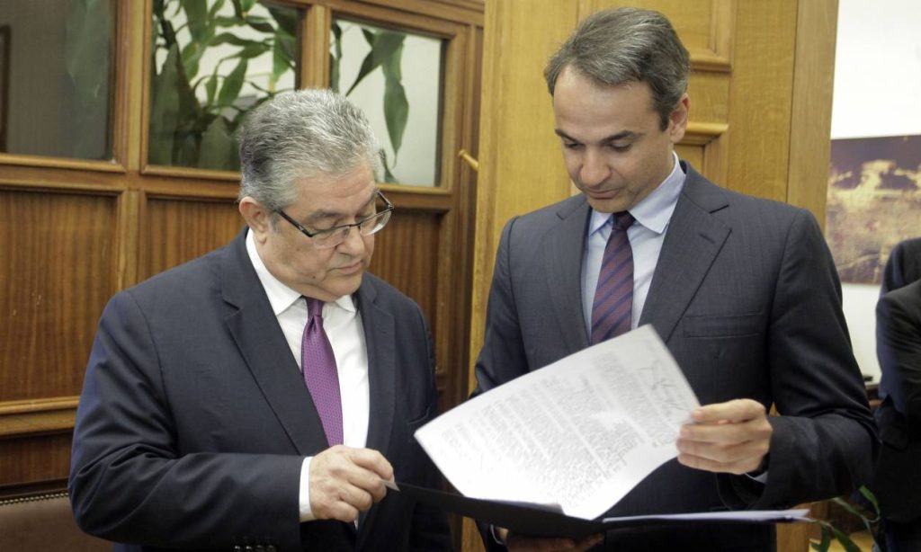 Η χιουμοριστική ατάκα του Κ.Μητσοτάκη στον Δ.Κουτσούμπα: «Ο κόσμος ανάποδα – Εγώ με κόκκινη γραβάτα και εσύ με μπλε»