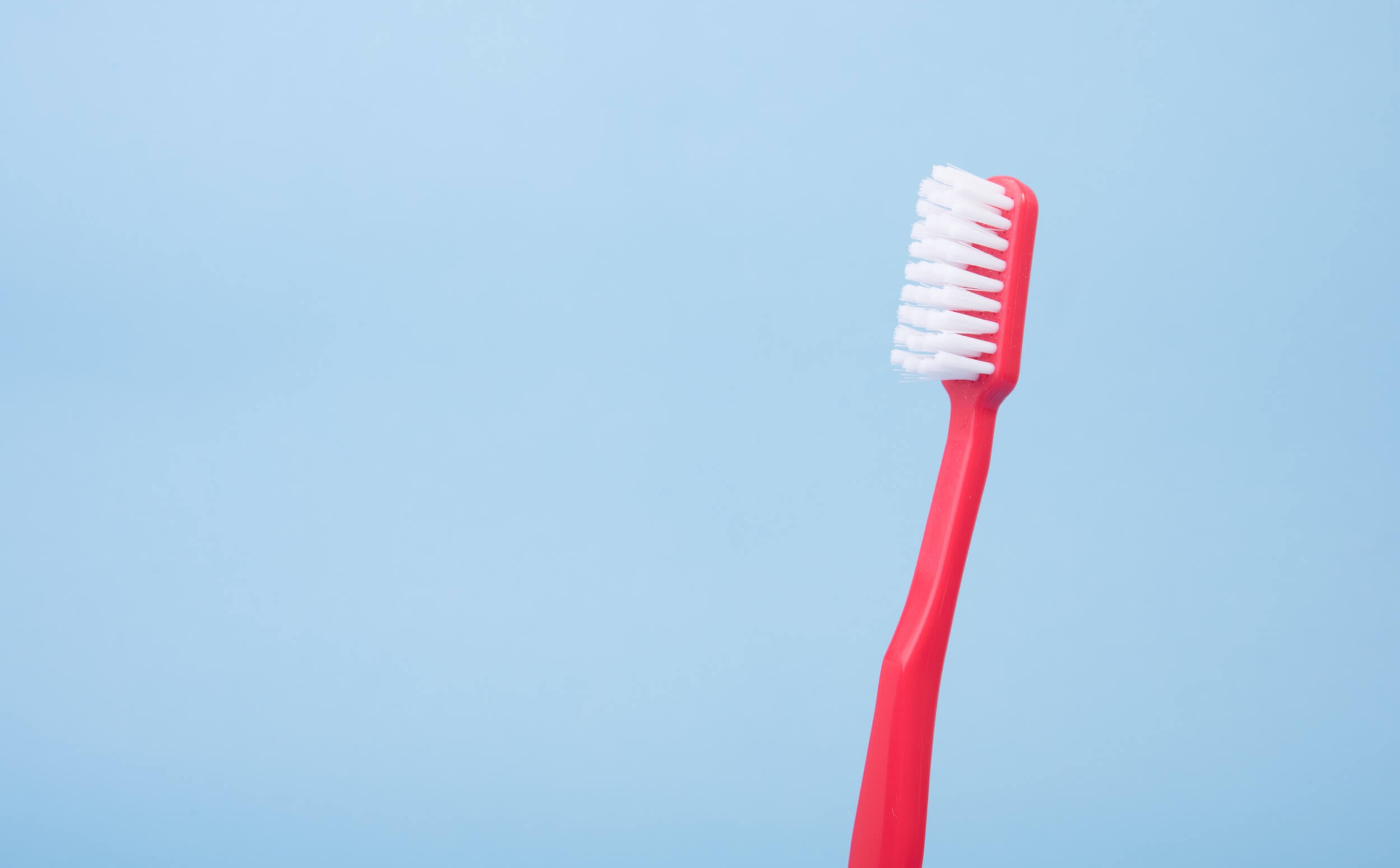 Τους ήξερες; – Οι αηδιαστικοί τρόποι που έπλεναν τα δόντια τους πριν την οδοντόβουρτσα