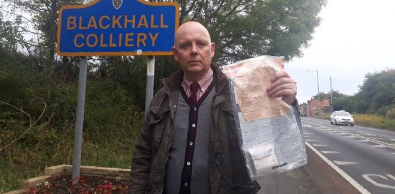 Βρετανία: Λύθηκε το… μυστήριο με τα χαρτονομίσματα που έβρισκαν στον δρόμο κάτοικοι χωριού
