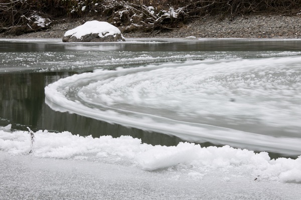 Εντυπωσιακό φαινόμενο στις ΗΠΑ: Ασυνήθιστος παγωμένος δίσκος περιστρέφεται σε ποτάμι (βίντεο)