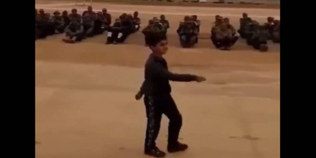 Λιβύη: Γιος στρατιωτικού του Χαφτάρ κάνει παρέλαση και καταχειροκροτείται (βίντεο)