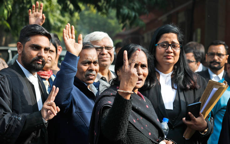 Ινδία: Επιβλήθηκε θανατική ποινή σε 4 κατηγορούμενους για το βιασμό και τη δολοφονία κοπέλας (φώτο)