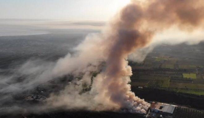 Φωτιά σε εργοστάσιο: Δείτε από ψηλά το τοξικό νέφος που κάλυψε την Κόρινθο (βίντεο)