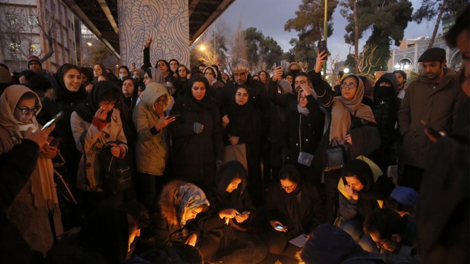 Ιράν: Πυροβόλησαν και τραυμάτισαν διαδηλωτές – Χιλιάδες κόσμου διαδήλωσαν για το αεροπορικό δυστύχημα