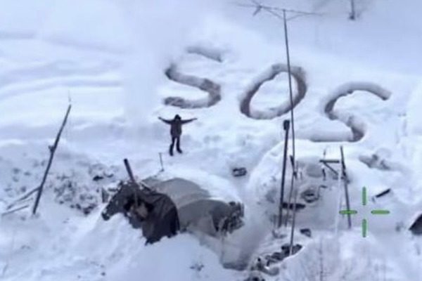 Άνδρας επιβίωσε για τρεις εβδομάδες στην παγωμένη Αλάσκα – Έφτιαξε καταφύγιο και έγραφε κάθε μέρα SOS στα χιόνια