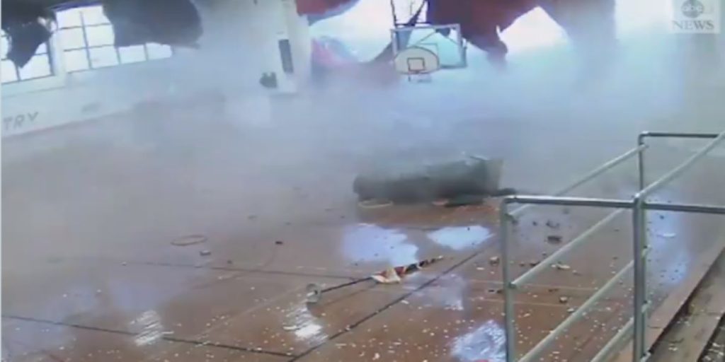 Απίστευτο βίντεο: Ανεμοστρόβιλος διαλύει γυμναστήριο σχολείου και τα παιδιά τρέχουν πανικόβλητα