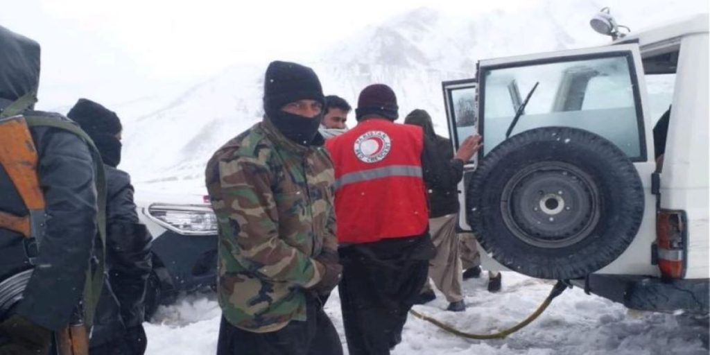 Απίστευτο και όμως αληθινό: 12χρονη καταπλακώθηκε από χιόνια για 18 ώρες αλλά επέζησε (φώτο – βίντεο)