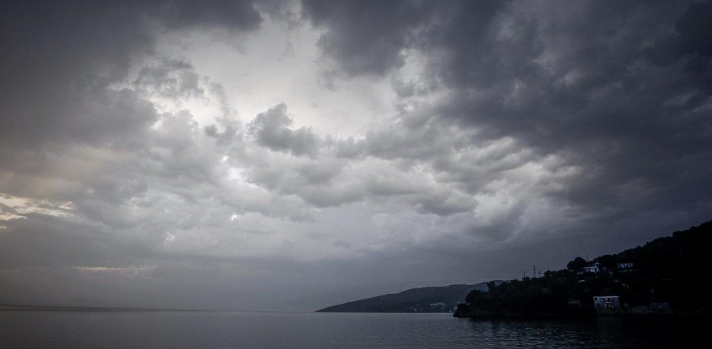 Καιρός: Αλλάζει το σκηνικό του καιρού σήμερα – Καταιγίδες και κρύο σε πολλές περιοχές