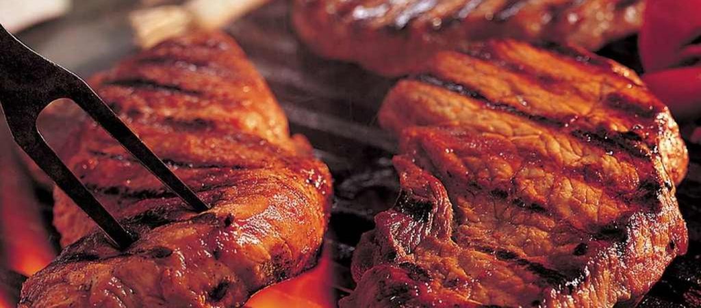 Ψήνετε στα κάρβουνα; – Δείτε τα λάθη που κάνετε και εγκυμονούν κίνδυνο τροφική δηλητηρίασης
