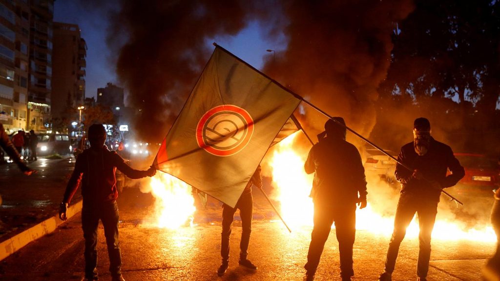 H «κόντρα» Δύσης-Ιράν συνεχίζεται στον Λίβανο: Δεύτερη νύχτα βίαιων συγκρούσεων στη Βηρυτό
