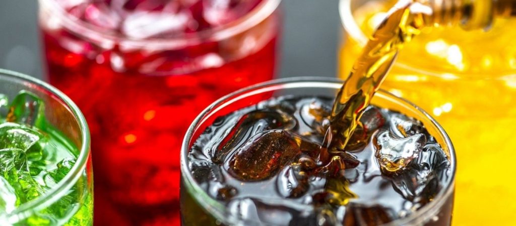 Το γνωρίζατε; – Δείτε τι είναι και πως μπαίνει στα αναψυκτικά το ανθρακικό