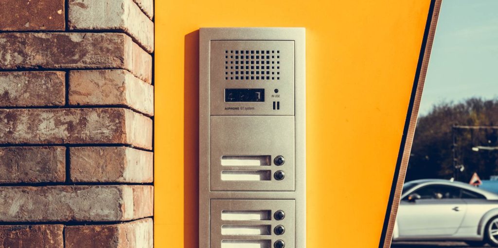 Δεν θα πιστεύετε τι σημαίνει αν βρείτε το γράμμα «Γ» δίπλα στο κουδούνι σας (φωτό)