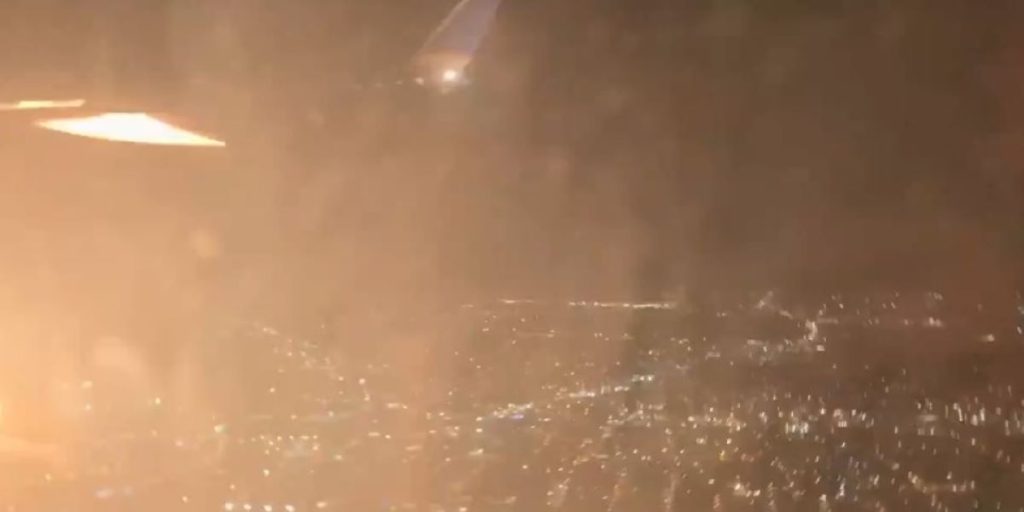 ΗΠΑ: Τρόμος σε αεροπλάνο όταν άρχισαν να πετάγονται φωτιές από τη μηχανή (βίντεο)