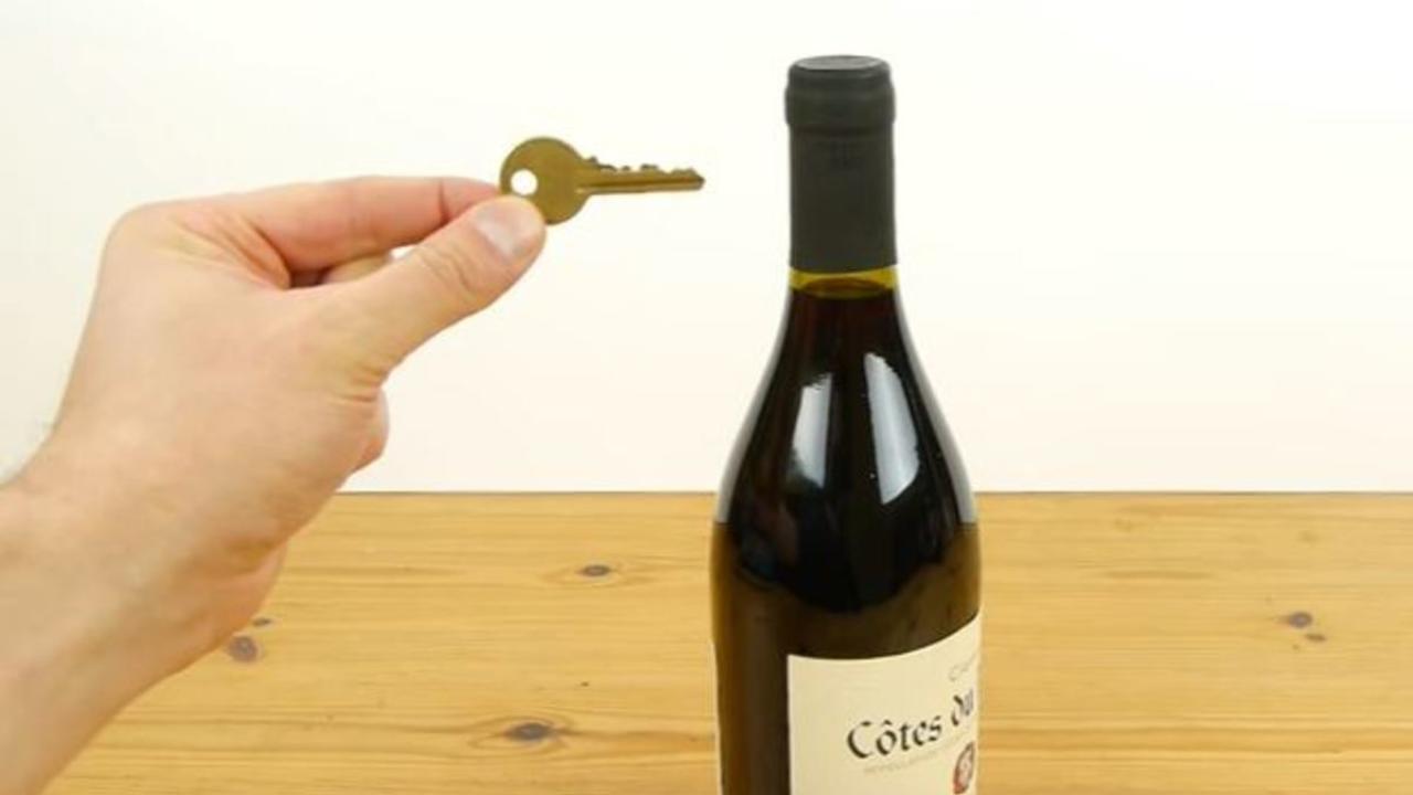 Ξεμείνατε από… τιρμπουσόν; – Δείτε πως να ανοίξετε ένα μπουκάλι κρασί με τα κλειδιά σας (βίντεο)