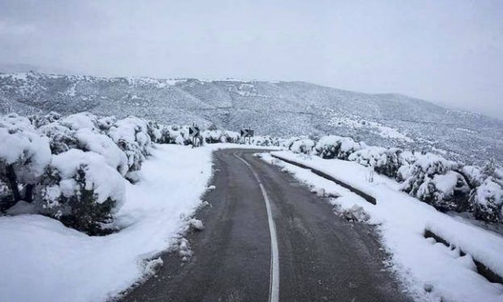Λασίθι: Στα 4 μέτρα το χιόνι – Προσπάθειες αποχιονισμού στο Οροπέδιο Λασιθίου (βίντεο)