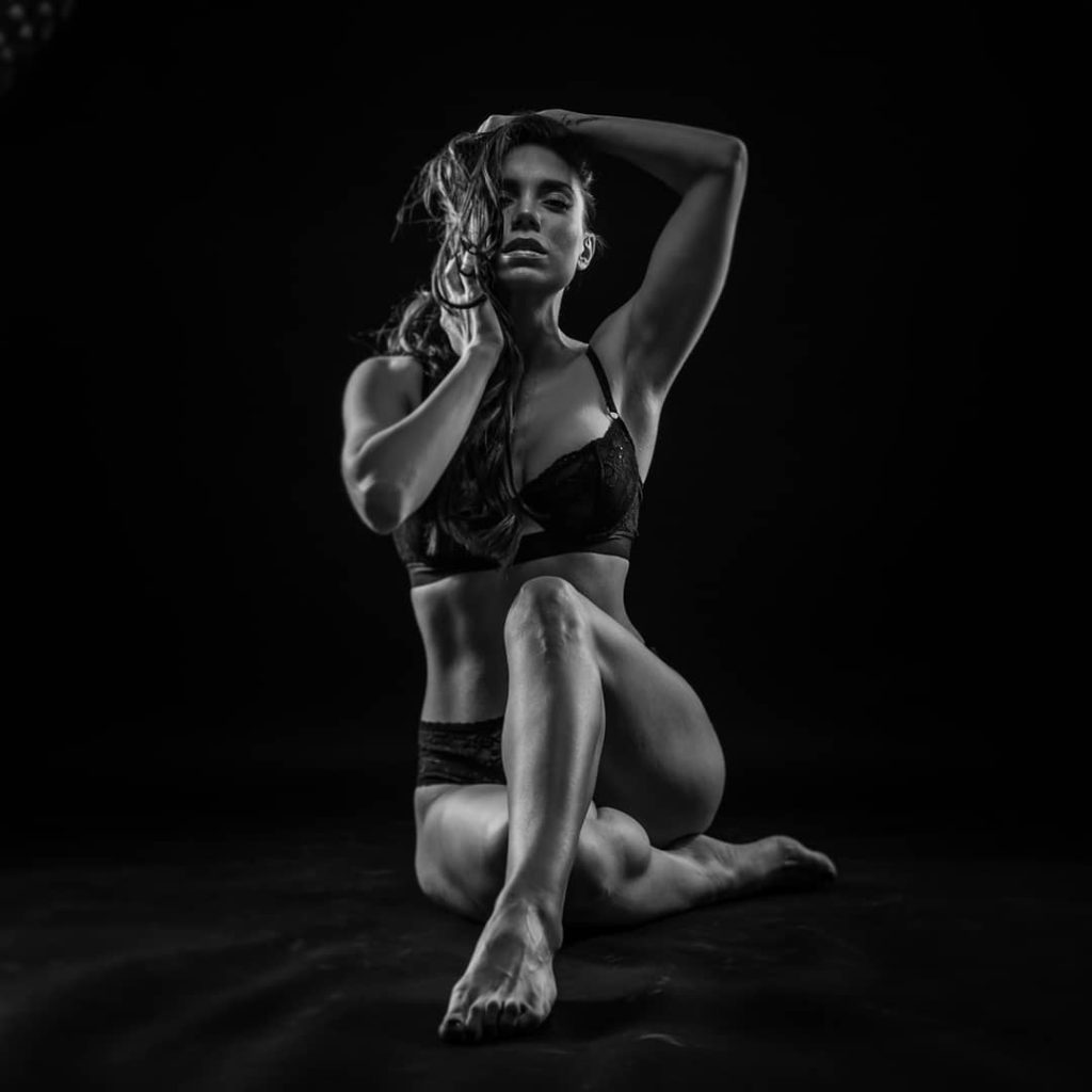 Ελληνίδα τραγουδίστρια ποζάρει μόνο με τα εσώρουχα της (φωτο)