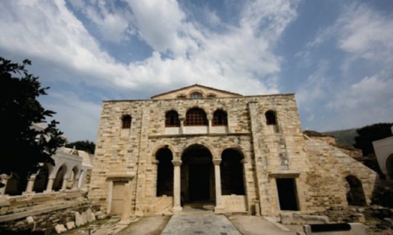 Γιατί η Παναγία Εκατονταπυλιανή έχει μόνο 99 φανερές πύλες; – Η προφητεία πίσω από την 100η πύλη