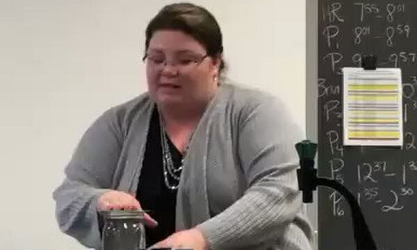 Καθηγήτρια φυσικής αφήνει άφωνους τους μαθητές με πείραμα που αψγφά την βαρύτητα (βίντεο)