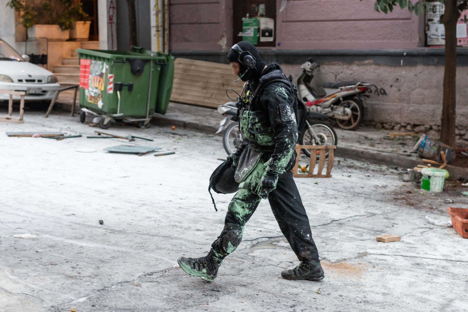 Συγκλονίζουν οι καταθέσεις των αστυνομικών στο Κουκάκι: «Μας πέταξαν τσιμεντόλιθους και περιττώματα»
