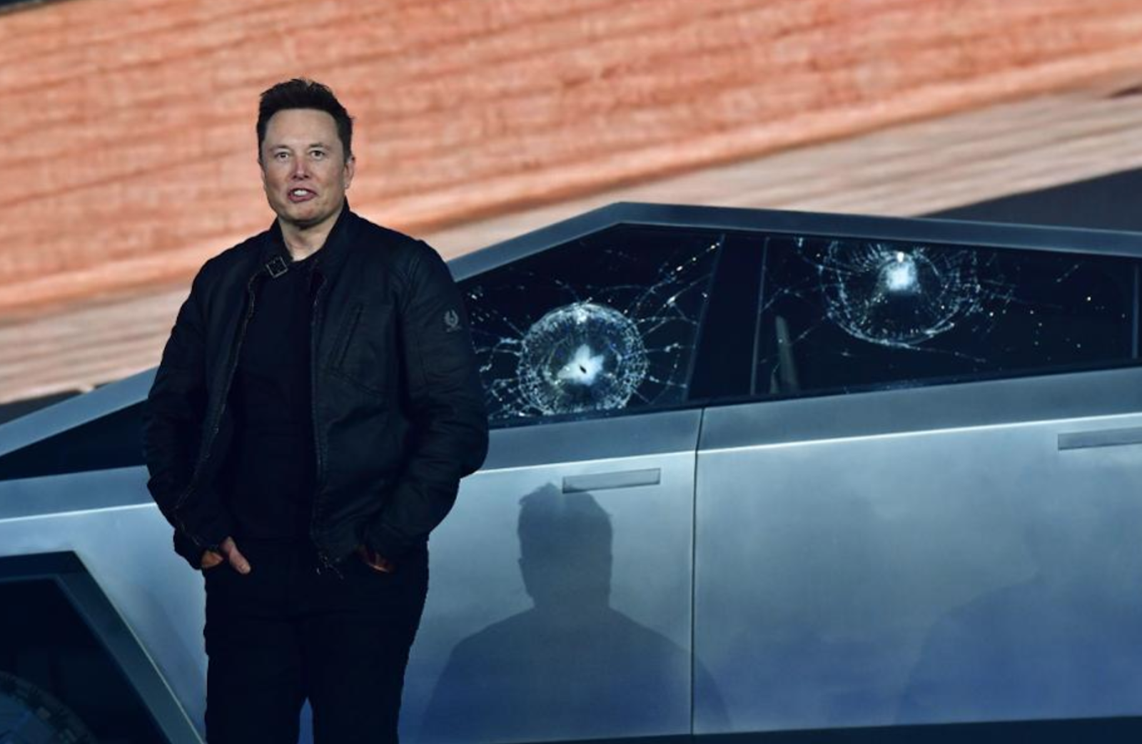 Tesla: Εβγαλε μπλουζάκι για τα θρυμματισμένα κρύσταλλα του Cybertruck και ξεπούλησε