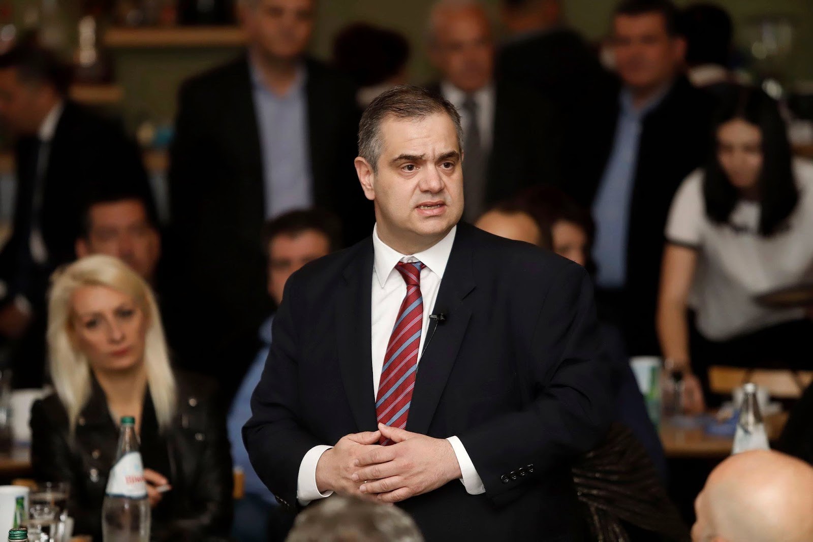 Βασίλης Σπανάκης: Έκανε τη διαφορά στην κοπή πίτας του πολιτικού του γραφείου (βίντεο)