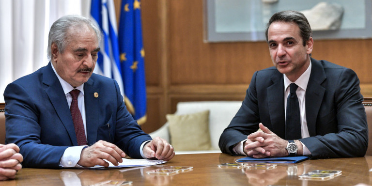 Ο «χαλαρός» διάλογος Μητσοτάκη-Χαφτάρ πριν κλείσουν οι πόρτες