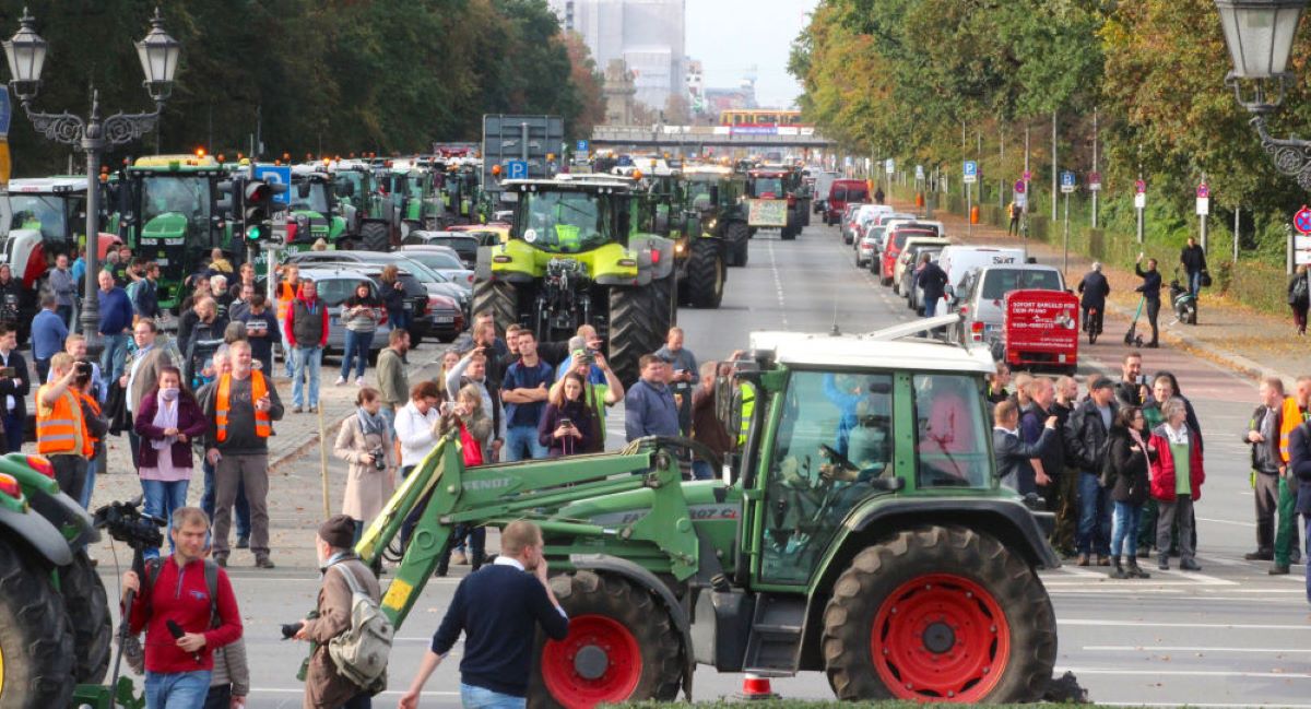 Αγρότες απέκλεισαν το Βερολίνο με τρακτέρ – Διαμαρτύρονται για την αγροτική μεταρρύθμιση της Ε.Ε. (βίντεο)