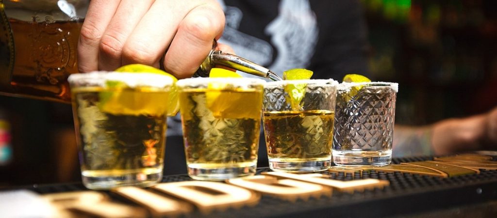 Μήπως το ποτό σας είναι «μπόμπα»; – Με αυτόν τον τρόπο θα το καταλάβετε