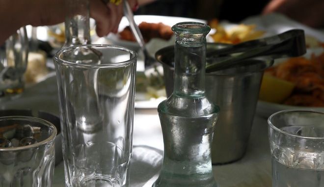 Τέλος το χύμα – Μόνο εμφιαλωμένο τσίπουρο στα τσιπουράδικα του Βόλου