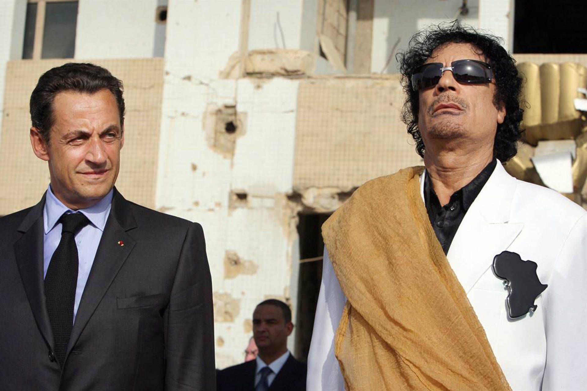 Παρίσι: Όταν ο Ν.Σαρκοζί υποδεχόταν με τιμές… αυτοκράτορα τον Μ.Καντάφι – Μετά από λίγο θα τον βομβάρδιζε!