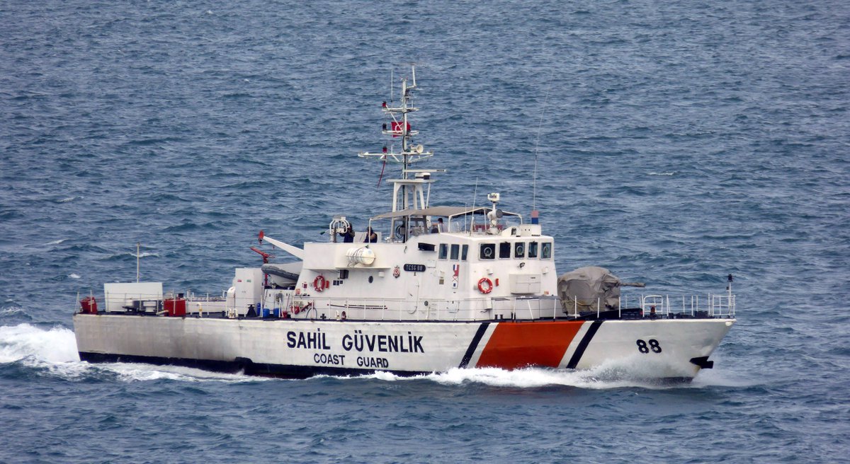 Σκάφος της τουρκικής Ακτοφυλακής επιχειρεί να εμβολίσει λέμβο με παράνομους μετανάστες
