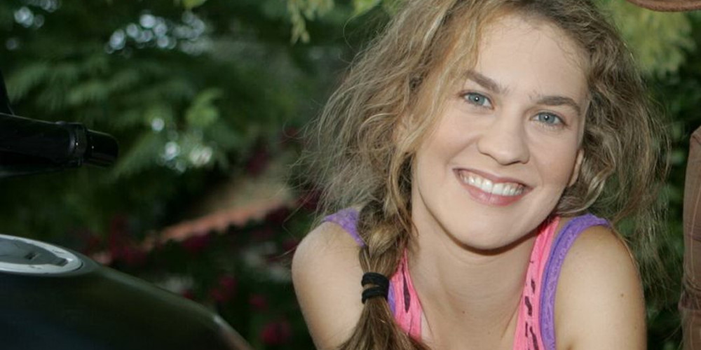 H Γωγώ του «Καφέ της Χαράς» σαρώνει στα 36 της: Έβαλε μαγιό και… μας «έστειλε»