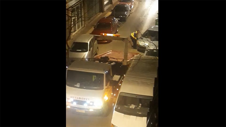 Κατερίνη: Αυτοκίνητο έκλεινε την είσοδο πολυκατοικίας και επειδή εμπόδιζε το… σήκωσαν με τα χέρια (βίντεο)