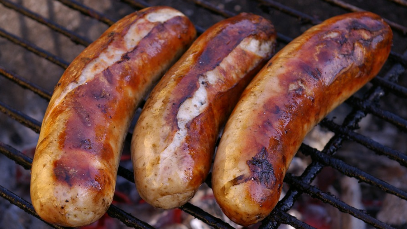 Λαμία: Γυναίκα βρήκε βίδα μέσα σε λουκάνικο (φώτο)