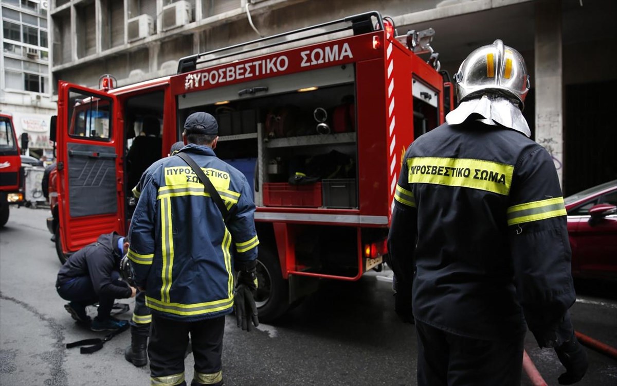 Θεσσαλονίκη: Πυρκαγιά σε περίπτερο στο κέντρο της πόλης – Επιχειρούν επτά πυροσβέστες (βίντεο)