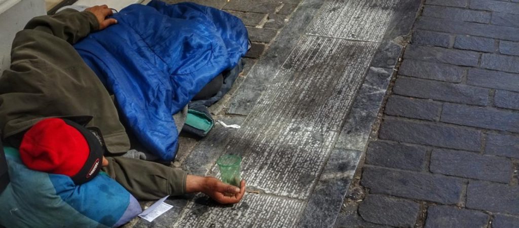 Συγκινητικό: Άστεγη δεν δέχεται να ζήσει σε δομή φιλοξενίας για να μην αφήσει τα σκυλιά της (βίντεο)