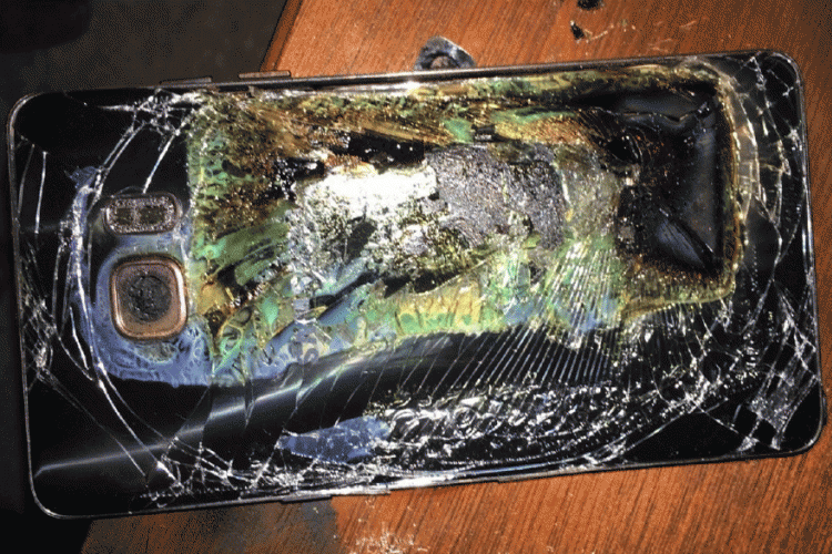 Κινητό ανατινάχτηκε ξαφνικά – Με μια κίνηση σώθηκε ο ιδιοκτήτης