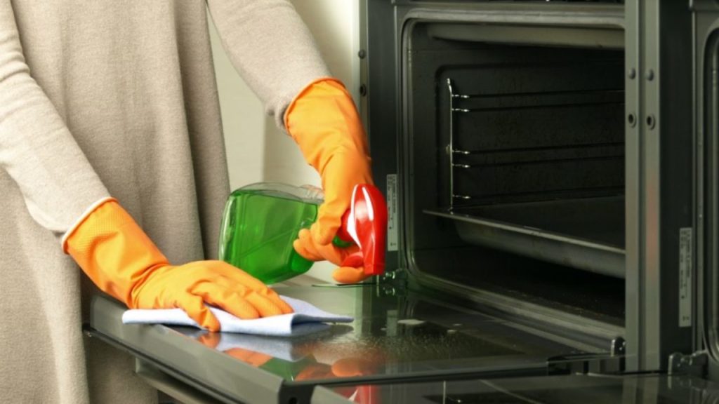 Αυτό είναι το έξυπνο και εύκολο κόλπο για να καθαρίσετε τέλεια το διπλό τζάμι του φούρνου