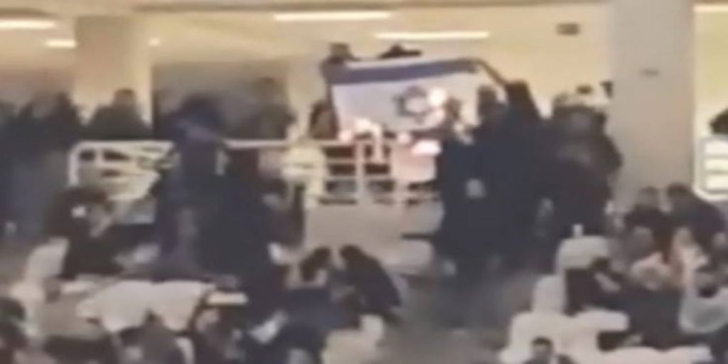 ΑΕΚ: Περιμένει την ποινή της για το κάψιμο της σημαίας του Ισραήλ από οπαδούς της