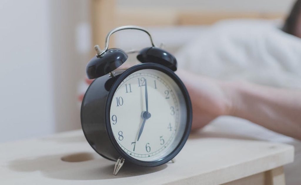 Κι όμως υπάρχει τρόπος να «ξυπνήσετε» το μυαλό σας χωρίς καφέ