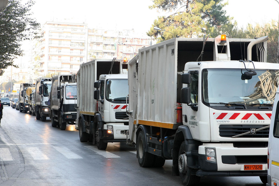 Απορριμματοφόρο έπιασε φωτιά εν κινήσει στη Βασιλίσσης Σοφίας – Χάος στους δρόμους